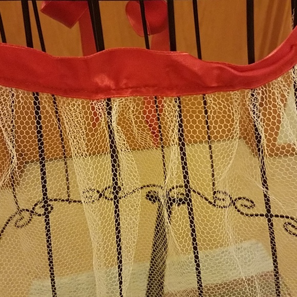 Vintage white netting 1/2 apron w/red M, red rickrack & grosgrain waist tie - Picture 4 of 4